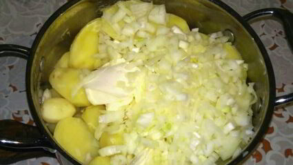 домашние вареники со сметанно-чесночным соусом и шкварками