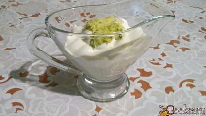 домашние вареники со сметанно-чесночным соусом и шкварками