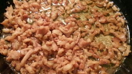 домашние вареники со сметанно-чесночным соусом и шкварками