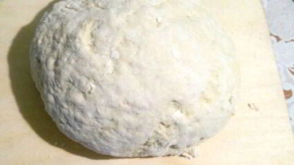 домашние вареники со сметанно-чесночным соусом и шкварками