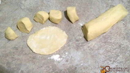 домашние вареники со сметанно-чесночным соусом и шкварками