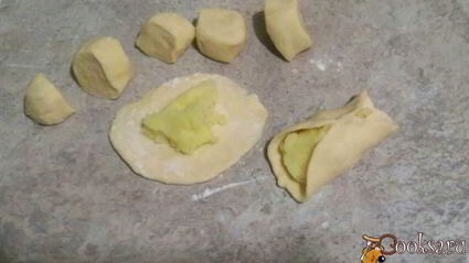 домашние вареники со сметанно-чесночным соусом и шкварками