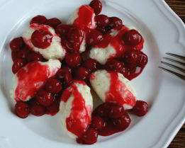 Ленивые вареники с вишневым соусом