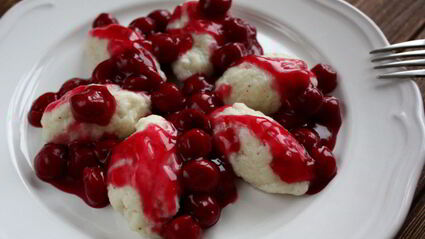 ленивые вареники с вишневым соусом