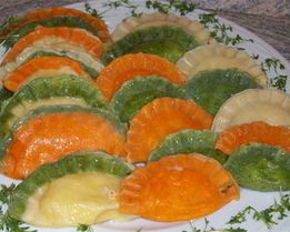 Цветные вареники с семгой