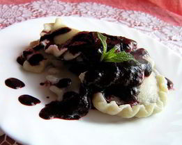 Вареники с черникой и соусом под шафе