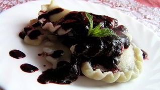 Вареники с черникой и соусом под шафе