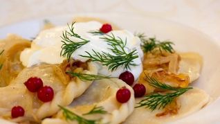 Вареники с кислой капустой и мятым картофелем