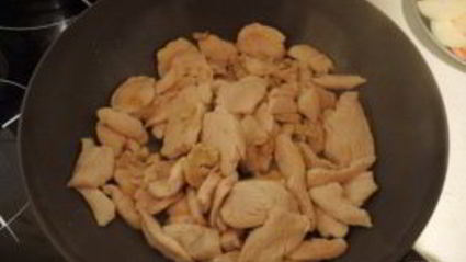 яичная лапша с курицей и овощами