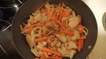 яичная лапша с курицей и овощами