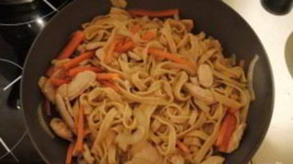 яичная лапша с курицей и овощами