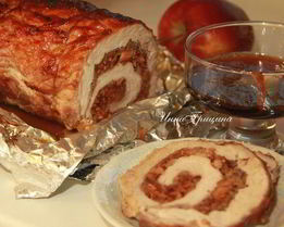 Жаркое из свинины, фаршированное яблоками и клюквой