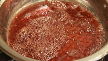 жаркое из свинины, фаршированное яблоками и клюквой