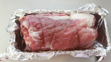 жаркое из свинины, фаршированное яблоками и клюквой