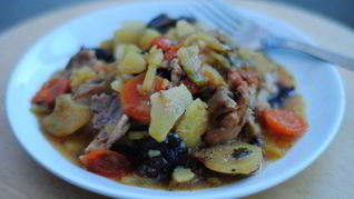 Жаркое в горшочке из курицы с черносливом