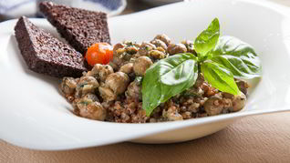 Гречка с грибами и чесночными гренками