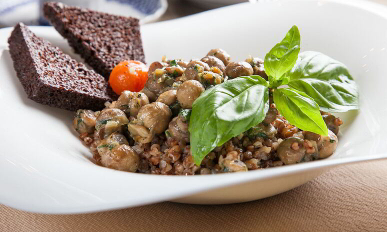 Рецепт гречки с грибами и чесночными гренками