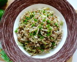 Гречка с огурцом и луком
