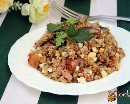 Гречка с шампиньонами, сырокопченой грудинкой и яйцом