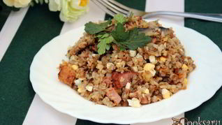 Гречка с шампиньонами, сырокопченой грудинкой и яйцом