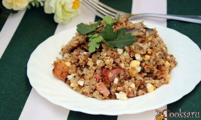 Рецепт гречки с шампиньонами, сырокопченой грудинкой и яйцом