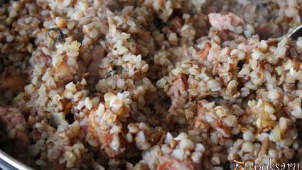 гречка с шампиньонами, сырокопченой грудинкой и яйцом