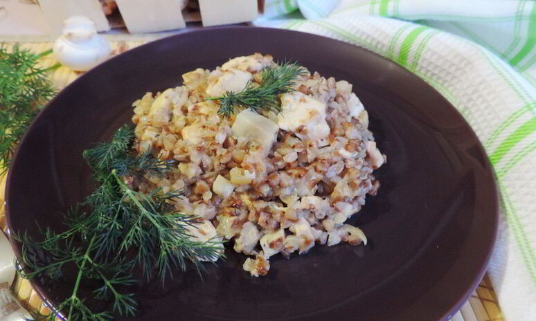 Рецепт сливочной гречки с грибами и курицей