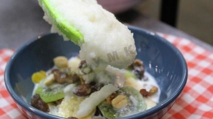 гурьевская каша с арахисом, бананами, киви и сухофруктами