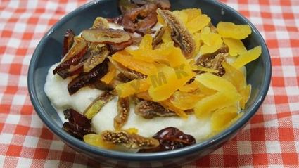 гурьевская каша с арахисом, бананами, киви и сухофруктами