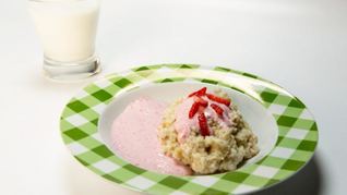 Ячменная каша с сыром фета и клубничным кремом