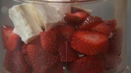 ячменная каша с сыром фета и клубничным кремом