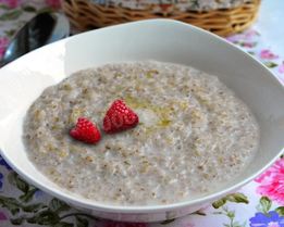 Ячневая каша на воде и молоке
