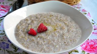 Ячневая каша на воде и молоке