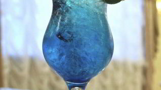 Алкогольный напиток голубого цвета