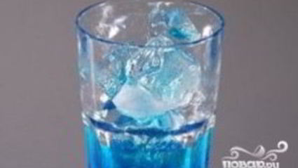 алкогольный напиток голубого цвета