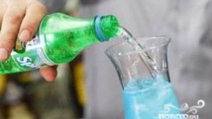 алкогольный напиток голубого цвета