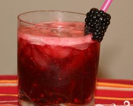 Алкогольный напиток с ежевикой