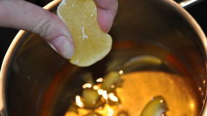 горячий яблочный напиток со специями и сливочным маслом