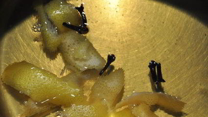 горячий яблочный напиток со специями и сливочным маслом