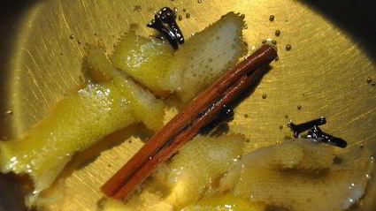 горячий яблочный напиток со специями и сливочным маслом