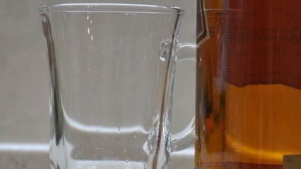 горячий яблочный напиток со специями и сливочным маслом