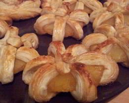 Груша и ананасы в сиропе, запеченные в слоеном тесте