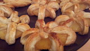 Груша и ананасы в сиропе, запеченные в слоеном тесте