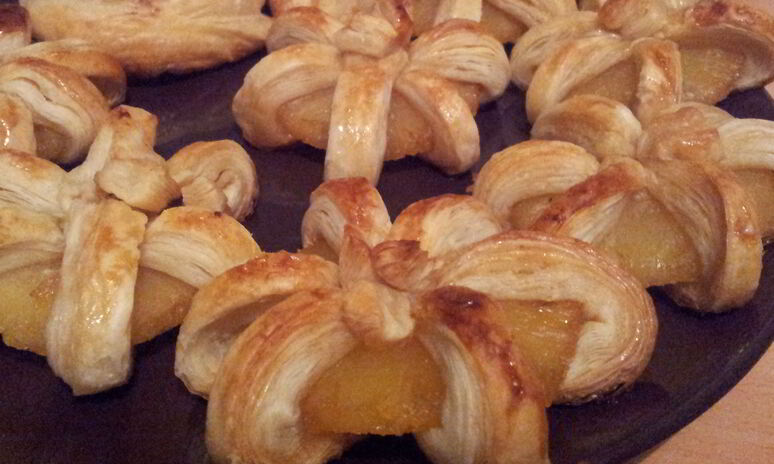 Рецепт груши и ананасы в сиропе, запеченные в слоеном тесте