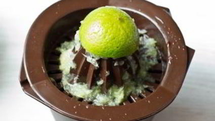 клубнично-лаймовый освежающий напиток