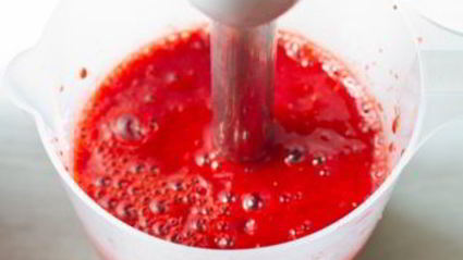 клубнично-лаймовый освежающий напиток