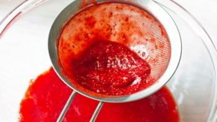 клубнично-лаймовый освежающий напиток