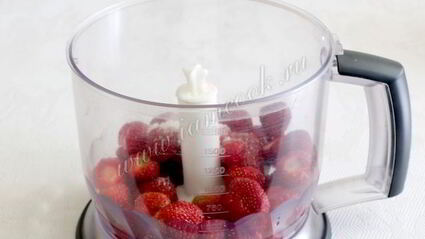 клубнично-мятный коктейль