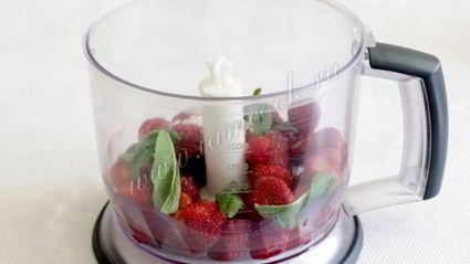 клубнично-мятный коктейль