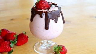 Клубничный коктейль в шоколадной глазури